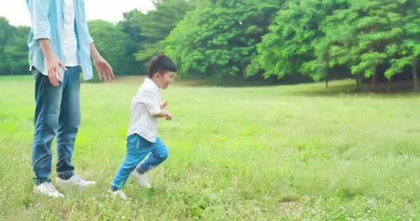 Asiatique parents jouer avec enfant — Video