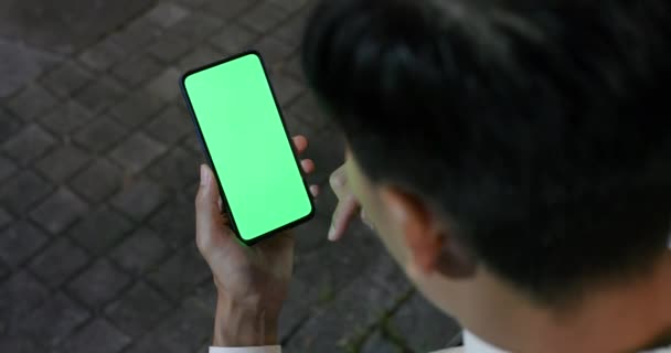 Azjatycki biznesmen używać smartfon — Wideo stockowe