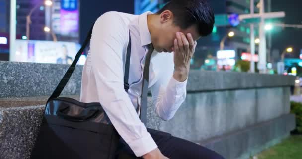 Azjatycki biznesmen wyjść z pracy — Wideo stockowe