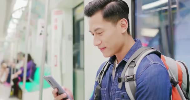 Asiático hombre con 5g smartphone — Vídeos de Stock