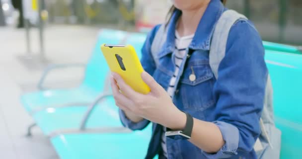 Uso de teléfono inteligente mujer en el metro — Vídeo de stock