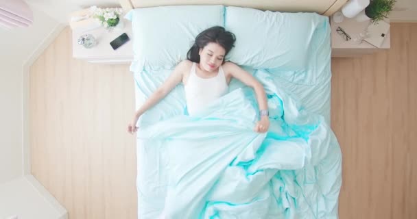 Frau schläft gut im Bett — Stockvideo