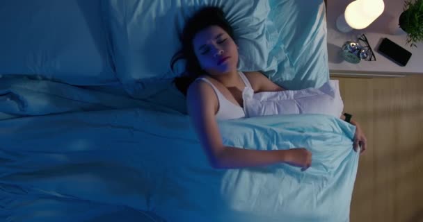 Asiático mujer dormir no bien — Vídeo de stock