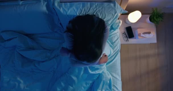 Жінка плакала на ліжку — стокове відео