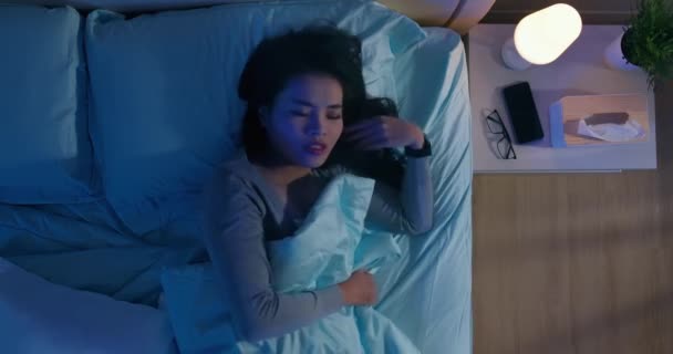 Mujer asiática tiene insomnio — Vídeos de Stock