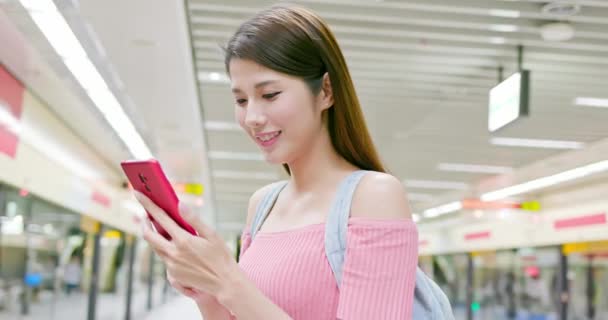亚洲女人用5g智能手机 — 图库视频影像