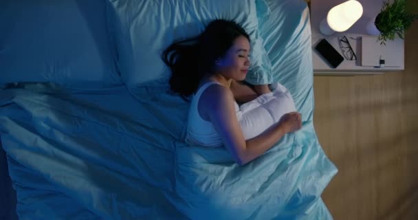 Asiatische Frau gut schlafen — Stockvideo