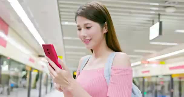 Azji kobieta używać 5g smartphone — Wideo stockowe