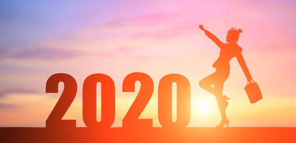 Силуэт предпринимательницы в 2020 году — стоковое фото