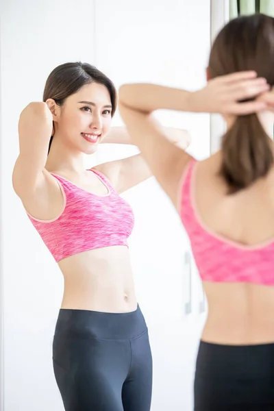 Mujer asiática atar su cabello — Foto de Stock