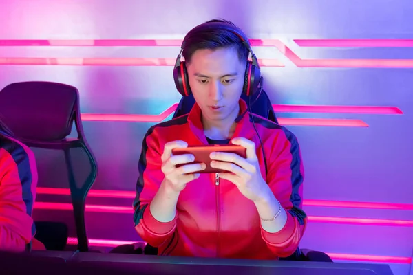 Esport gamer pelata mobiilipeli — kuvapankkivalokuva
