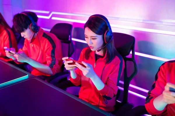Esport gamers play mobile game — Stock Photo, Image