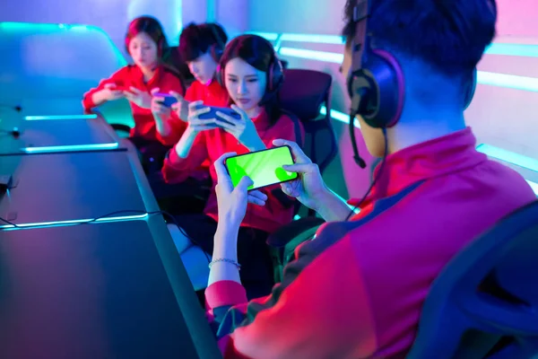 Esport gamers play mobile game — Stock Photo, Image