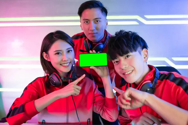 Smartphone 5g con schermo verde — Foto Stock