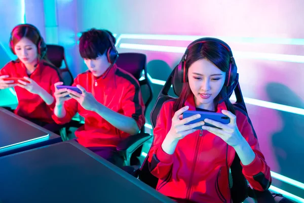 Esport游戏玩家玩手机游戏 — 图库照片