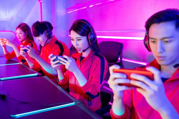 Gamers esport jugar móvil juego —  Fotos de Stock