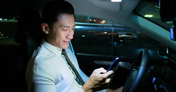 Podnikatel používat smartphone v autě — Stock fotografie