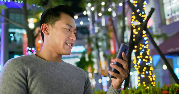 Asiatische Mann verwenden Telefon im Freien — Stockfoto