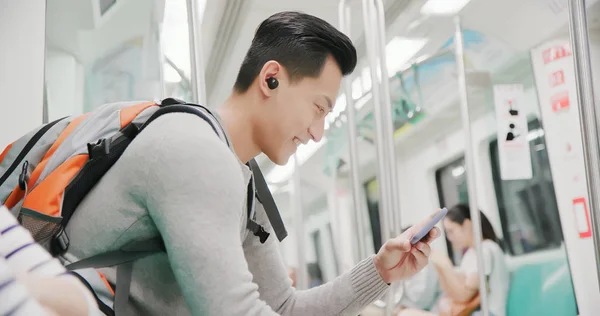 Asiático hombre desgaste inalámbrico auriculares — Foto de Stock