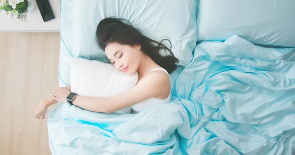 Frau schläft gut im Bett — Stockfoto