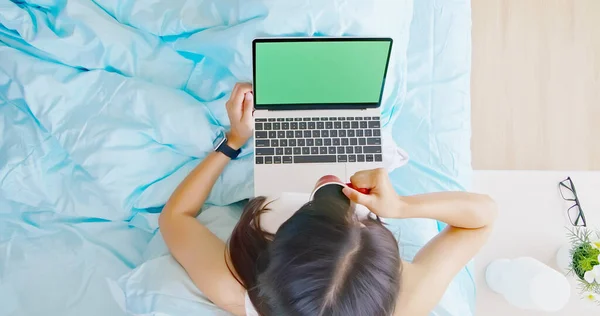 Азиатка использует ноутбук — стоковое фото