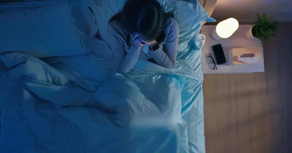 Frau lag traurig im Bett — Stockfoto