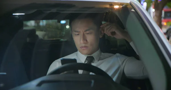 Podnikatel cítí depresi v autě — Stock fotografie