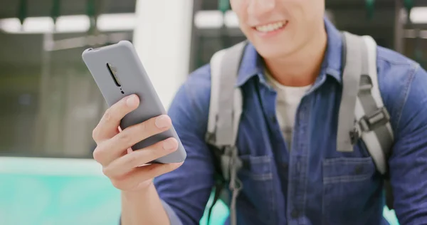 Asyalı adam 5 G akıllı telefon kullanıyor. — Stok fotoğraf