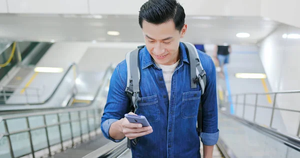 Asian man use 5G smartphone — Stock Photo, Image