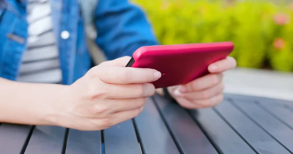 Mujer asiática jugar móvil juego — Foto de Stock