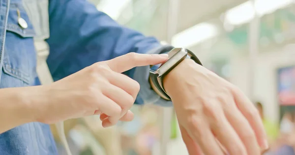 Woman use wearable smart watch — Stock Photo, Image