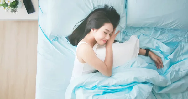 Женщина хорошо спит в постели — стоковое фото