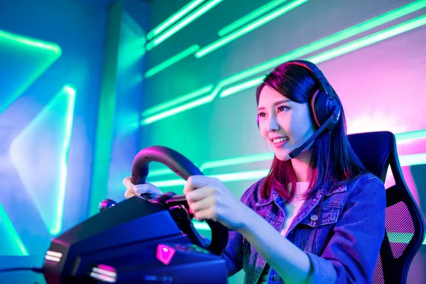 Cybersport gamer jouer voiture de course — Photo