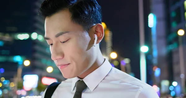 무선 이어폰을 착용하는 아시아 남자 — 스톡 사진
