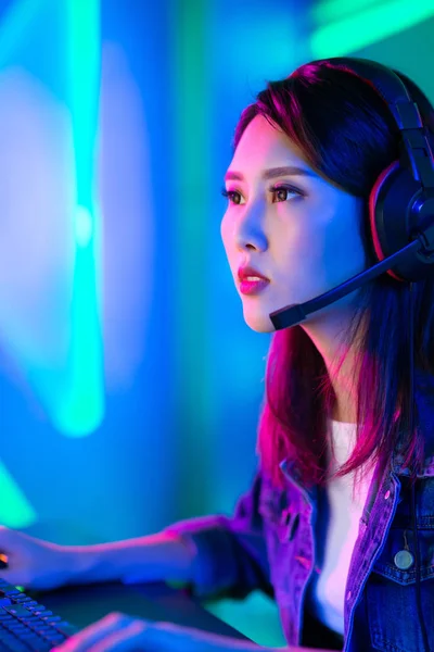 Jeune asiatique cyber sport gamer — Photo