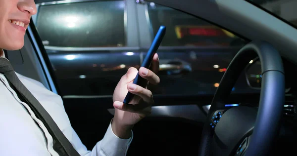 Hombre de negocios utilizar el teléfono inteligente en coche — Foto de Stock