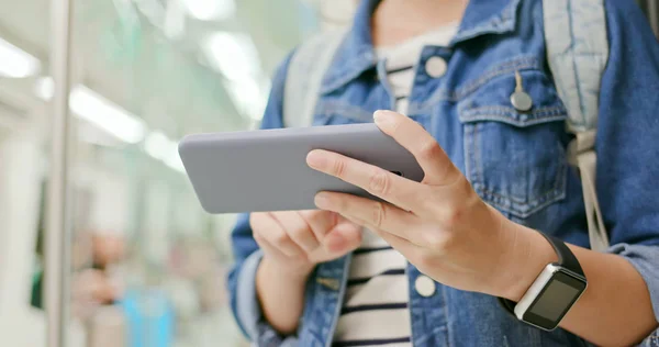 Aziatische vrouw spelen mobiel spel — Stockfoto