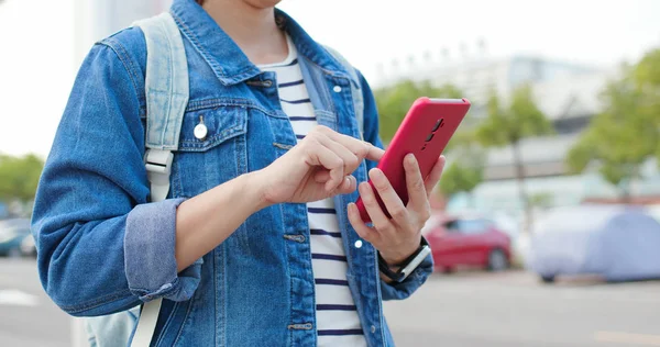 Aziatische vrouw gebruik 5g smartphone — Stockfoto