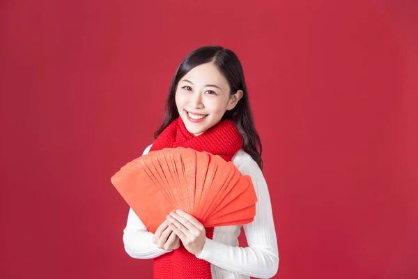 Азиатская женщина держит красные конверты — стоковое фото