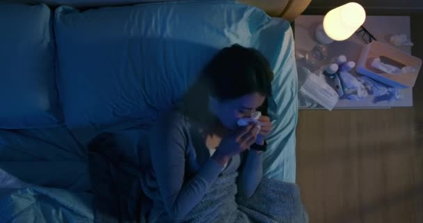 Азиатская женщина чихнула на кровати — стоковое видео