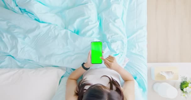 Aziatische vrouw gebruik smartphone — Stockvideo