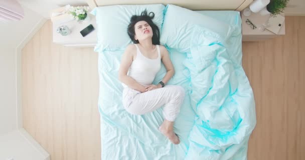 Asiática mulher tem dor menstrual — Vídeo de Stock