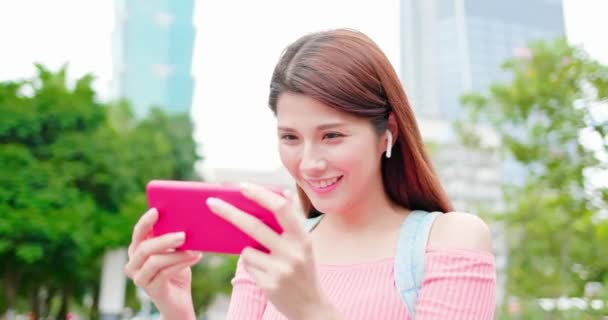 Mujer asiática ver vídeo al aire libre — Vídeo de stock