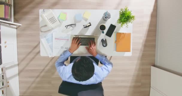 Man gebruik laptop om te werken — Stockvideo