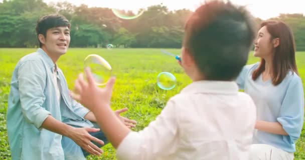 Azjatycki rodzice grać z dziecko — Wideo stockowe