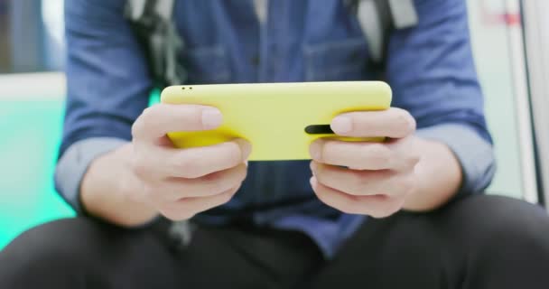 Ασιάτης άντρας παίζει κινητό παιχνίδι — Αρχείο Βίντεο