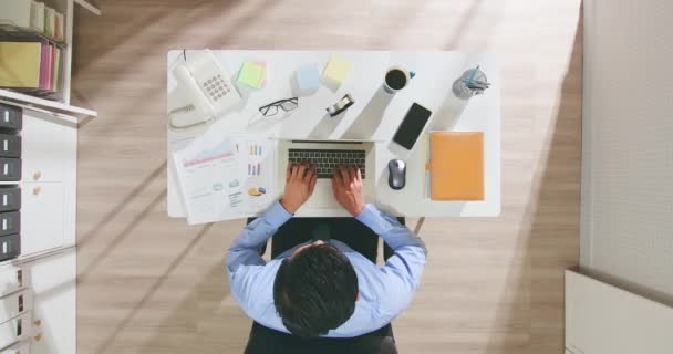 Man gebruik laptop om te werken — Stockvideo