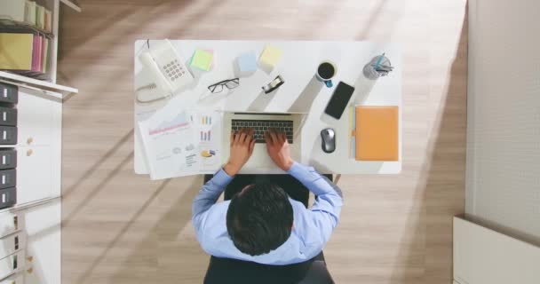 Man gebruik laptop om te werken — Stockvideo