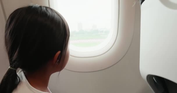 Маленька дівчинка бере літак — стокове відео