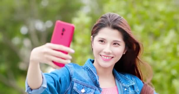 Genç Asyalı kız selfie çekiyor. — Stok video